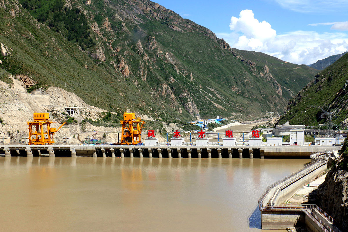 用200字描述在雅鲁藏布江的拉贡河口建水电站的优势。