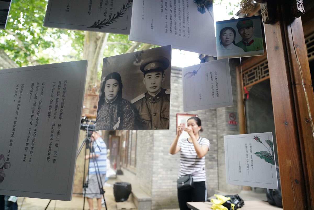 军哥书屋老路牌，斑驳岁月诉说故事