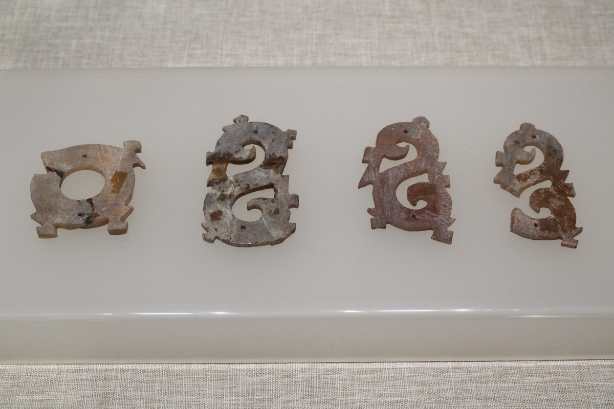 小小讲解员以铸牢中华民族共同体意识为主线通过用童言童语拟人化、讲故事的形式讲述馆藏文物云中丞印蕴含的各族人民交往交流交融史实展现呼和浩特地区各民族分布上交错杂居、文化上兼收并蓄、经济上相互依存、情感上相互亲近你中有我、我中有你、谁也离不开谁的格局进一步加深青少年对家乡历史文化的了解和热爱使爱国主义和民族团结进步思想扎根在心灵深处。生成讲解文案