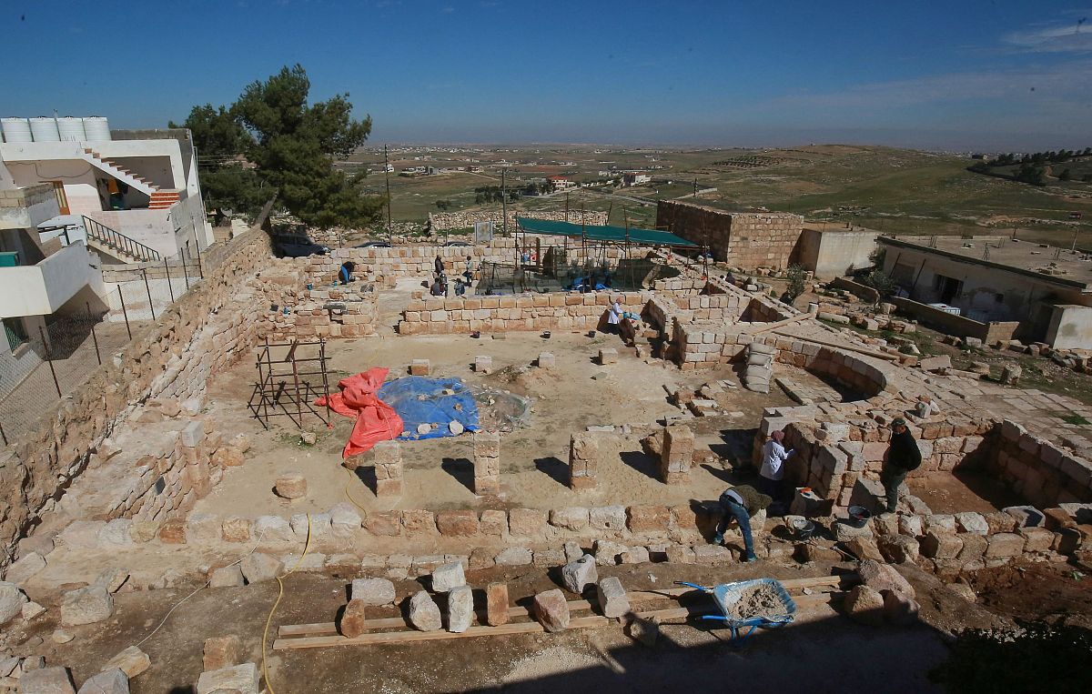 超材料的这些特性使得其成为解决各个领域相关工程问题的杰出和可行的解决方案因此得到了学术界和工业界的广泛关注。 润色一下