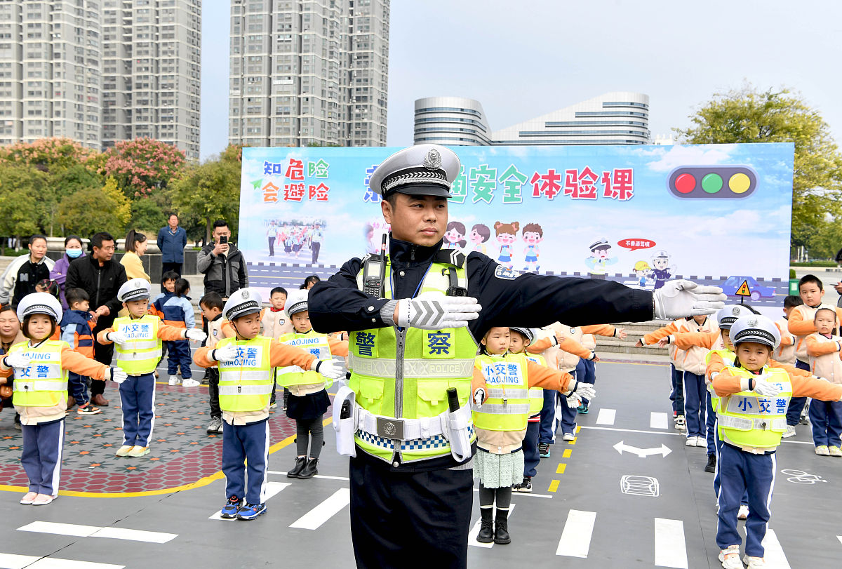 赞美交通警察：守护道路，照亮希望