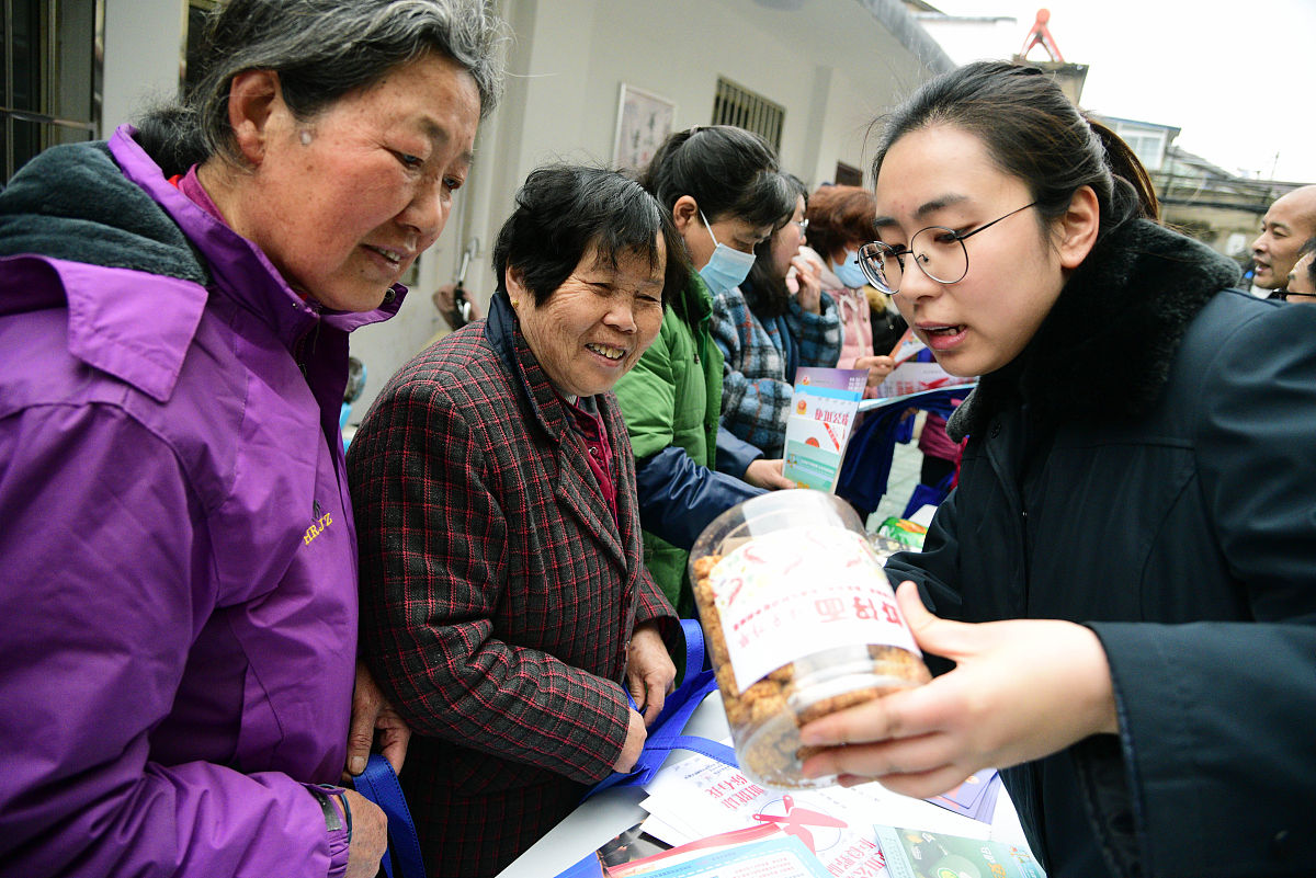 论述对社会工作及社区支持的宣传不足是滁州市农村低收入家庭社区支持存在问题的原因写成一段话格式不少于500字。
