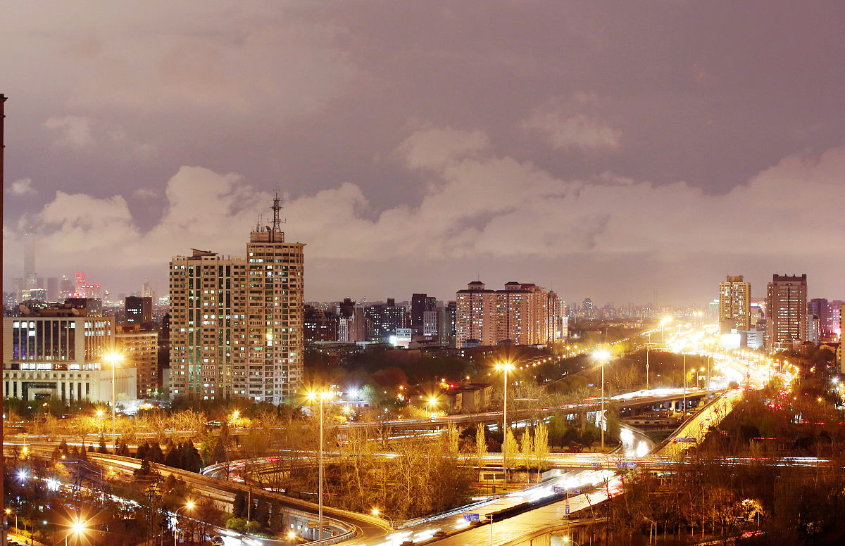2018年4月3日,北京,降雨之后,京城夜空云雾缭绕美如画,能见度改善,一