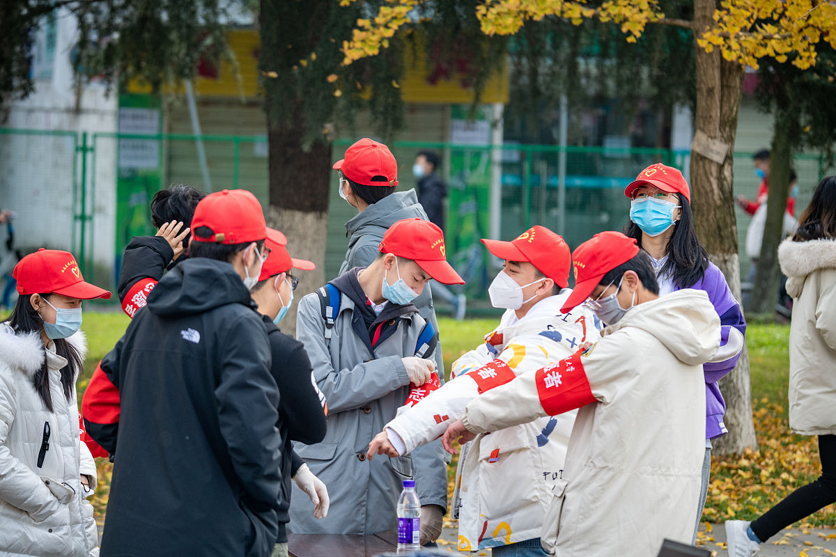 校红十字会志愿者为军训学生架起'爱心桥'