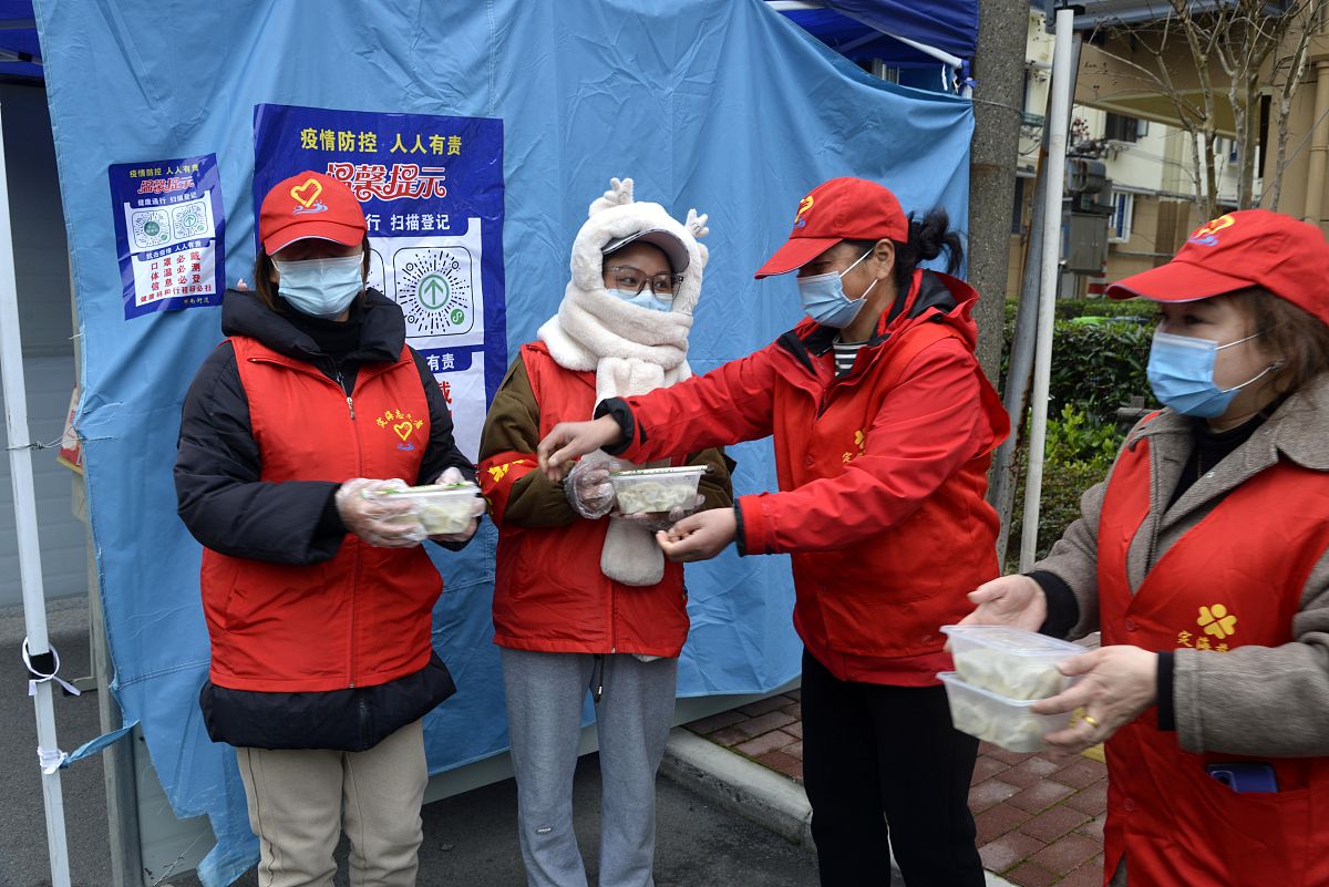 2021年12月21日,浙江舟山,志愿者向防疫勤执人员赠送热腾腾的饺子.