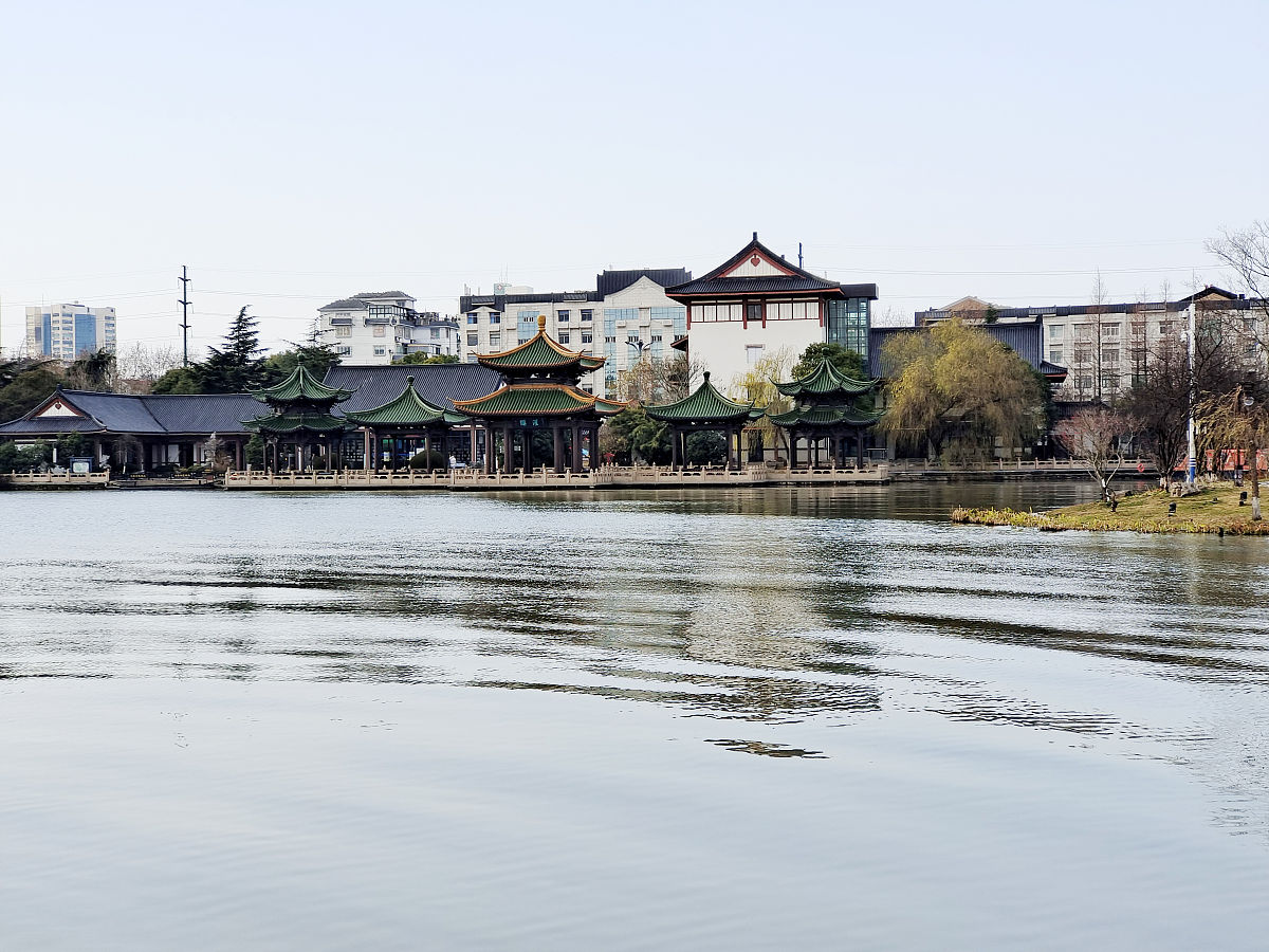 2022年1月6日,江苏南通,两艘机动垃圾船的4名保洁员在濠河风景区水面