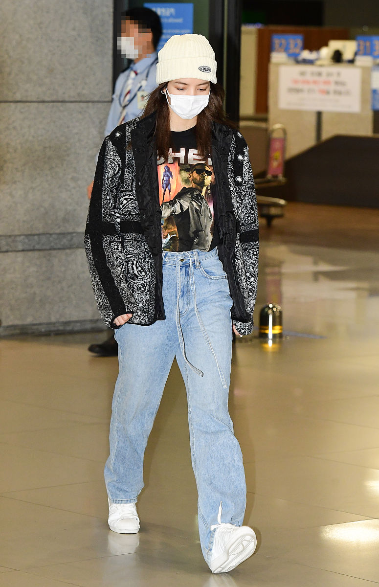 当地时间2020年1月24日,韩国仁川,韩国女团blackpink成员lisa现身机场