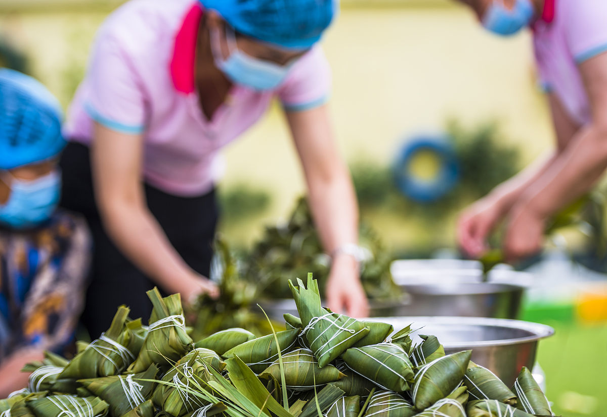 幼儿园小朋友们一起度过很多节日请写一段话