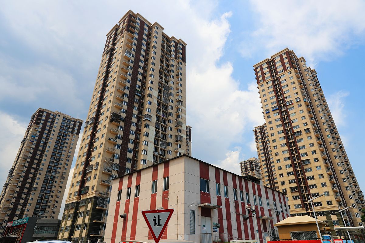 用Java写一个电梯调度算法