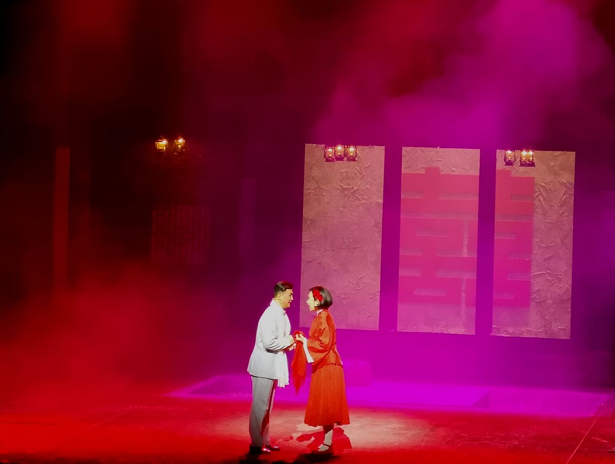 你现在身份是一名音乐学院的本科毕业生要写毕业论文题目为《民族声乐中的角色塑造-以等着我亲爱的人为例》请对其 音乐剧《等着我亲爱的人》剧情简介内容进行写作女主人公叫张翠红男主人公叫李大山可以适当增加案例进行辅助说明保证内容的逻辑性和条理性不要乱写其格式如下：41 音乐剧《等着我亲爱的人》剧情简介