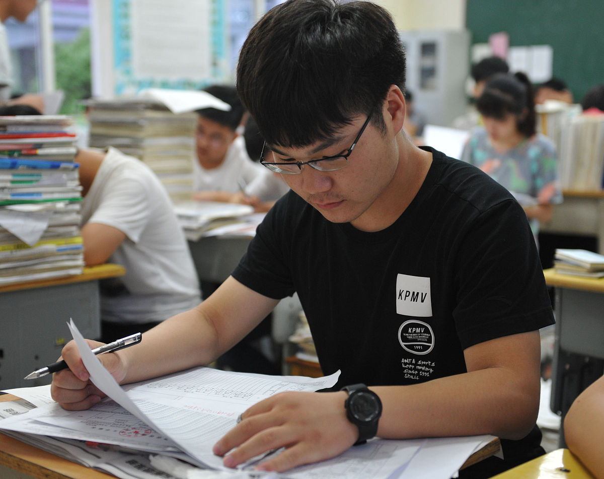 2018年6月2日,安徽阜阳,距离高考仅剩5天时间,阜阳市二中的高三学生"