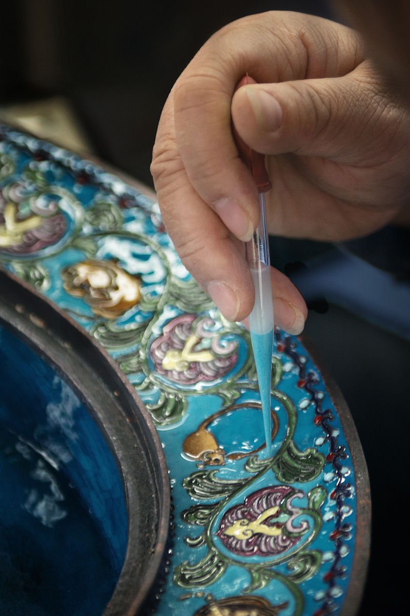 传统掐丝珐琅画与现代装饰画的共通点：艺术表现、价值与文化内涵