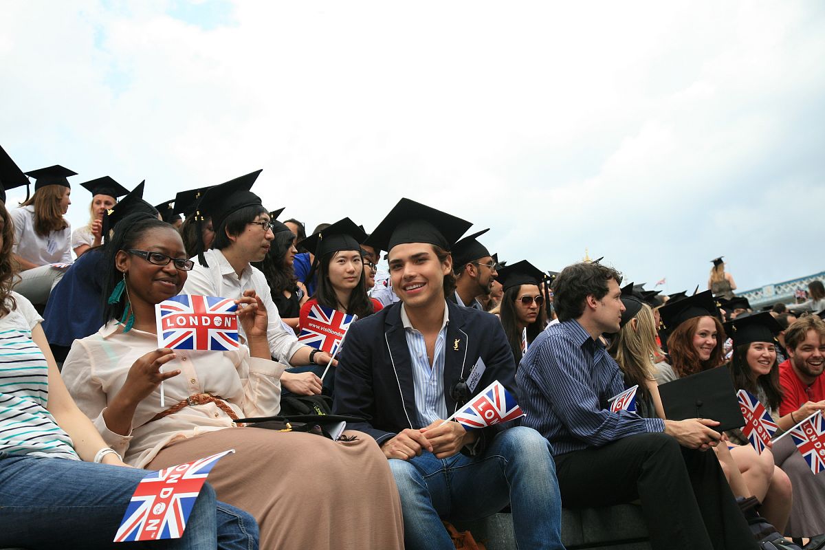 当地时间2012年5月30日,250名来自100多个国家的留学生在英国伦敦齐抛