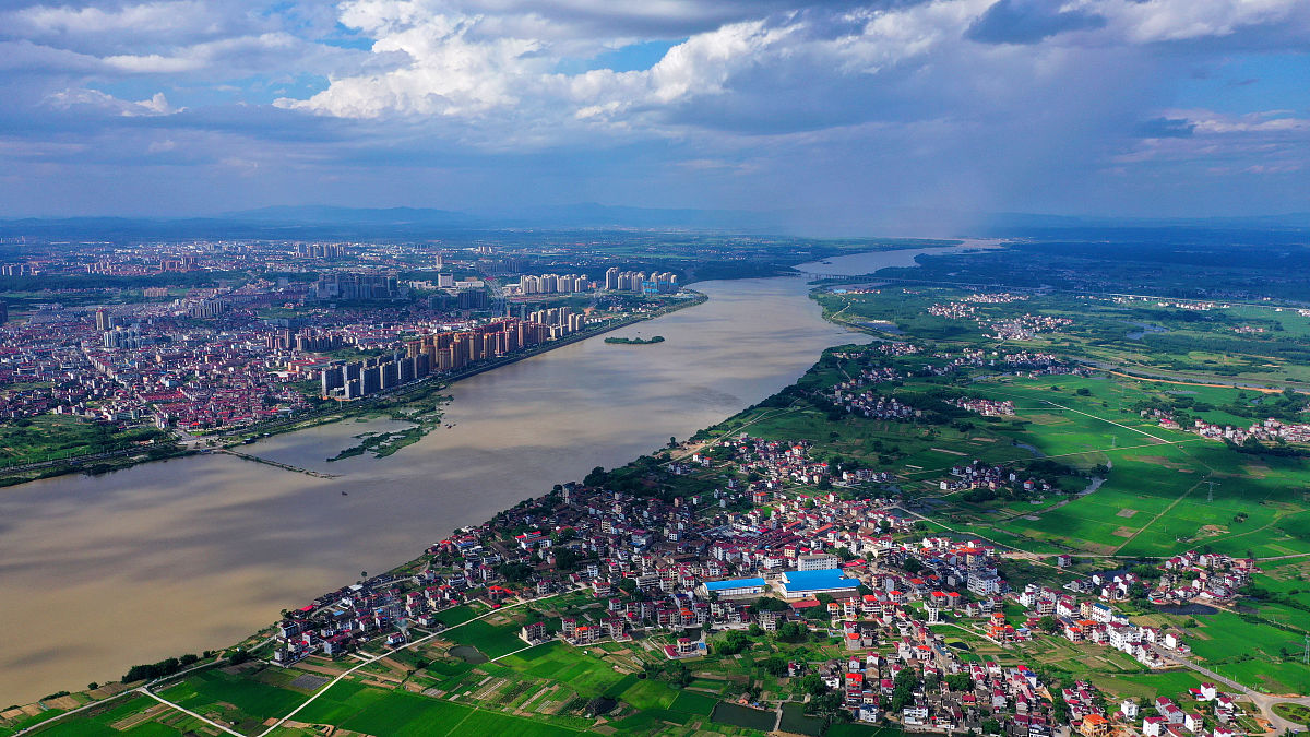 2021年5月26日,在江西省吉安市泰和县,空中俯瞰,夏日赣江风景如画.