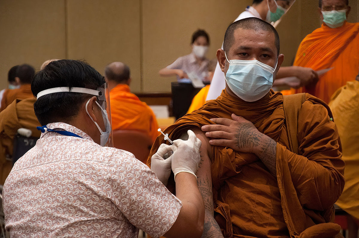 当地时间2021年5月18日,泰国首都曼谷,僧侣接种中国新冠疫苗.a thai b
