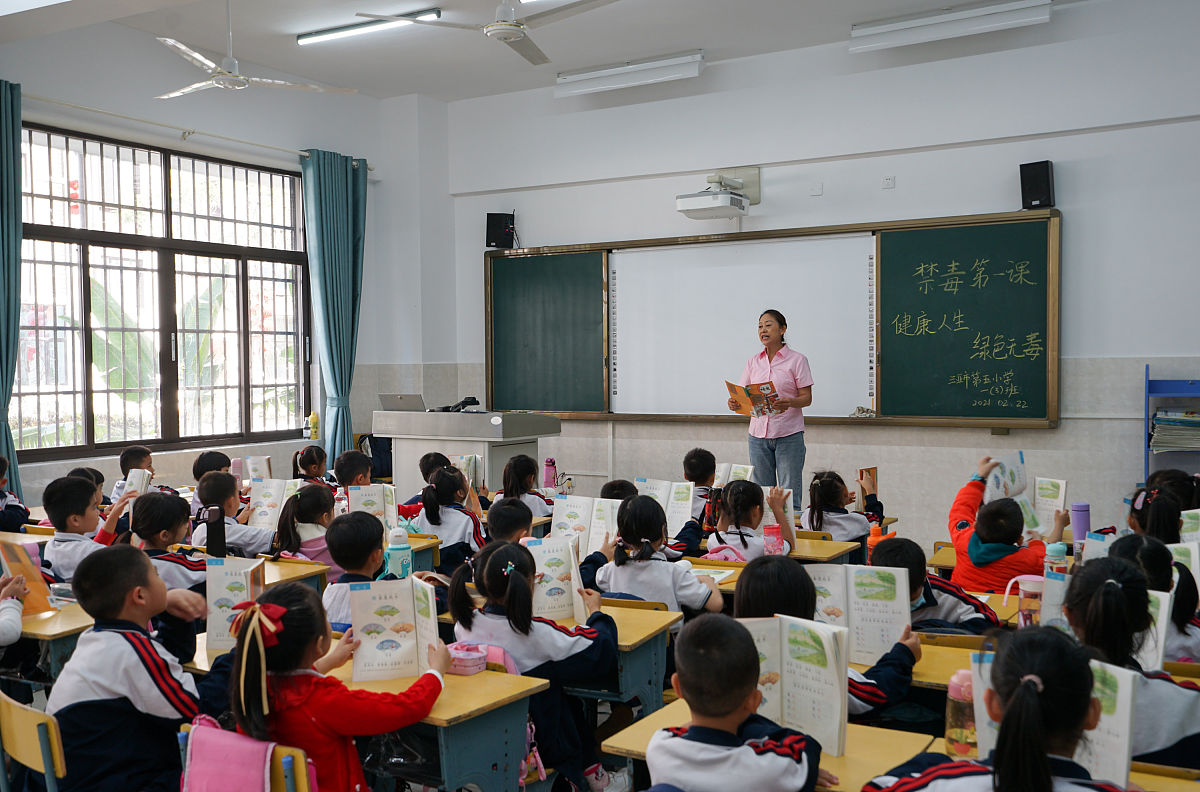 2021年2月22日,2021年春季学期开学第一天,三亚市第五小学学生在新教