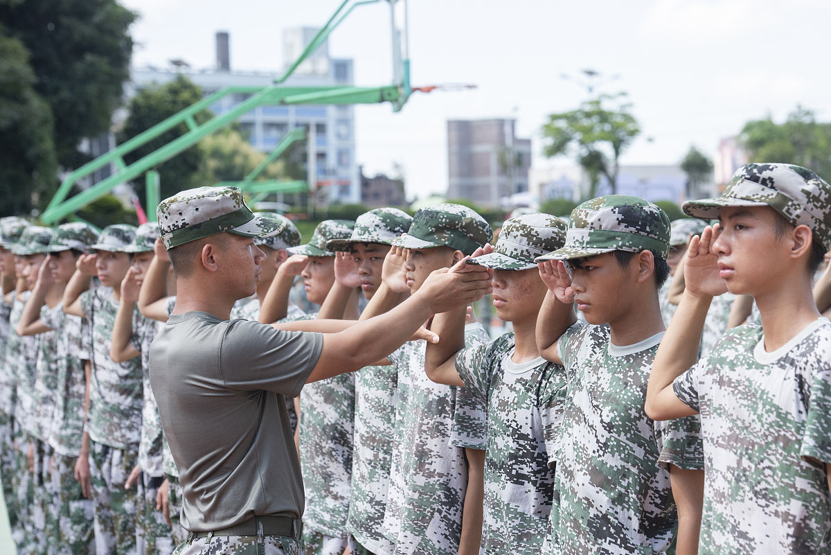东莞八中高一新生军训第二天：队列训练+离校安全教育+防疫第一课