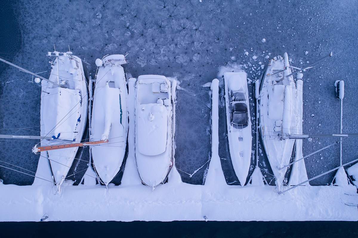 当地时间2019年1月19日,挪威特罗姆瑟,航拍冷湾(kaldfjord)港口的冰封
