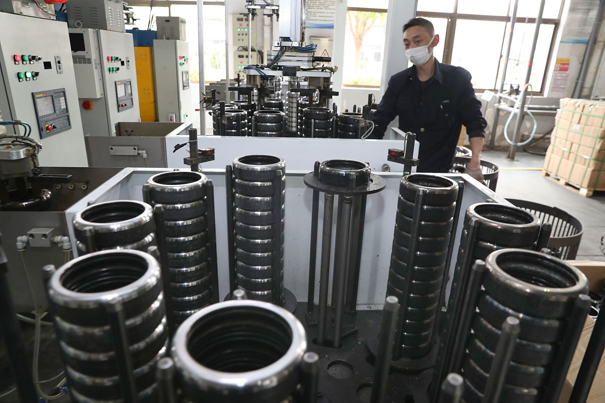 给我一个 项目：机器人用高效散热硅橡胶电机密封圈的研发 的立项背景和目的 字数在七百字左右