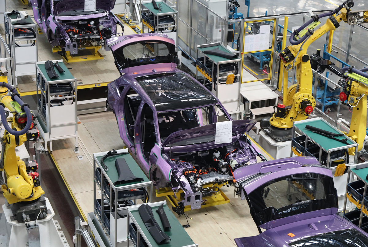 参观汽车电池生产企业：科技与创新背后的力量