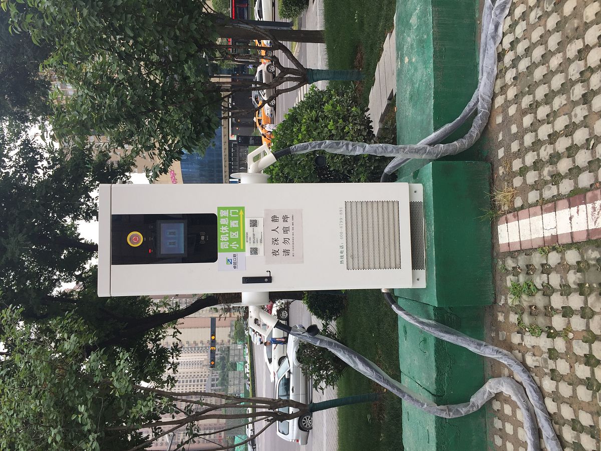 请编写系统程序使之能完成温度检测并在温度异常的情况下能通风运行使室内空气与室外空气交 系统设计能完成温度检测并在温度异常的情况下能通风运行使室内空气与室外空气交换。