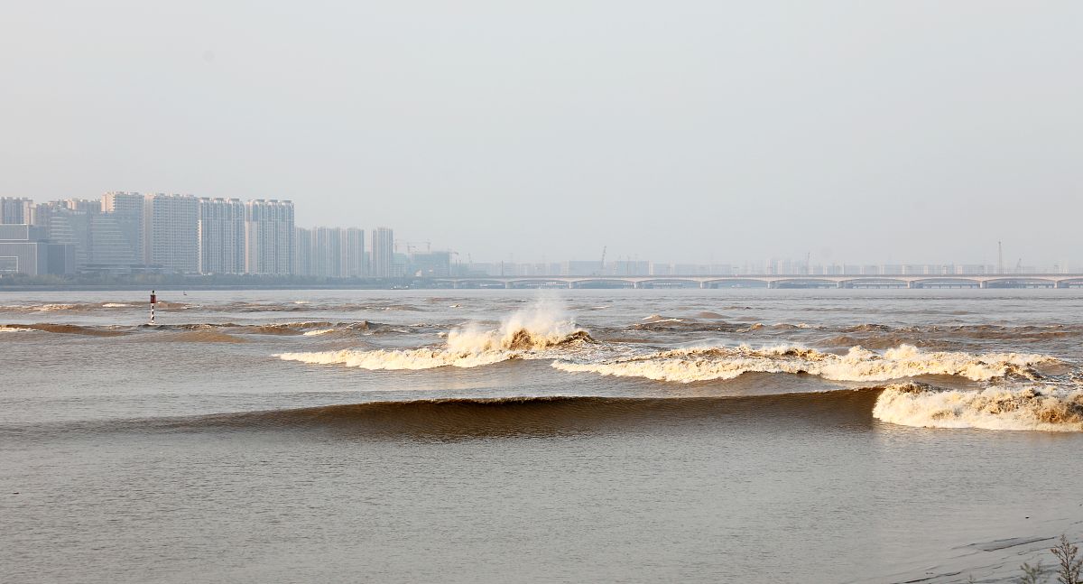 钱塘江大潮：壮观景象，震撼人心！
