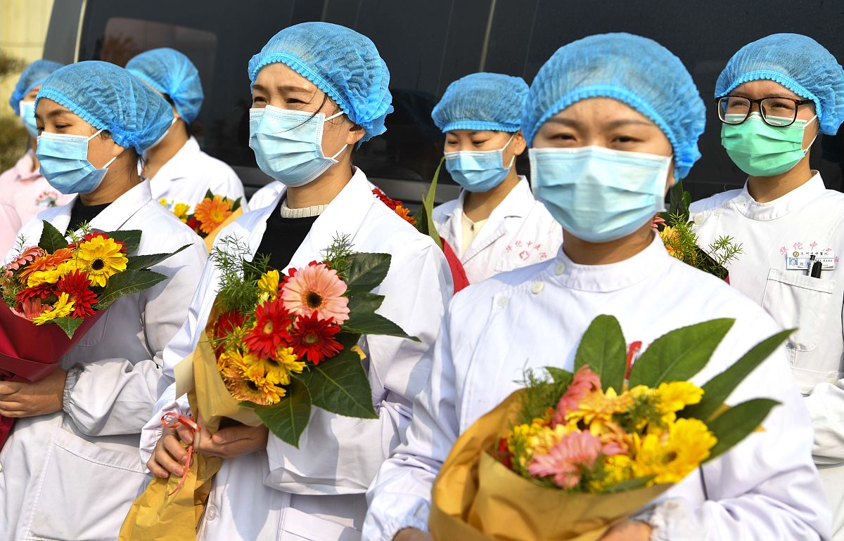 你现在是一个导航网站的编辑人员请为我写一篇关于守护生命的白衣天使的原创作文。