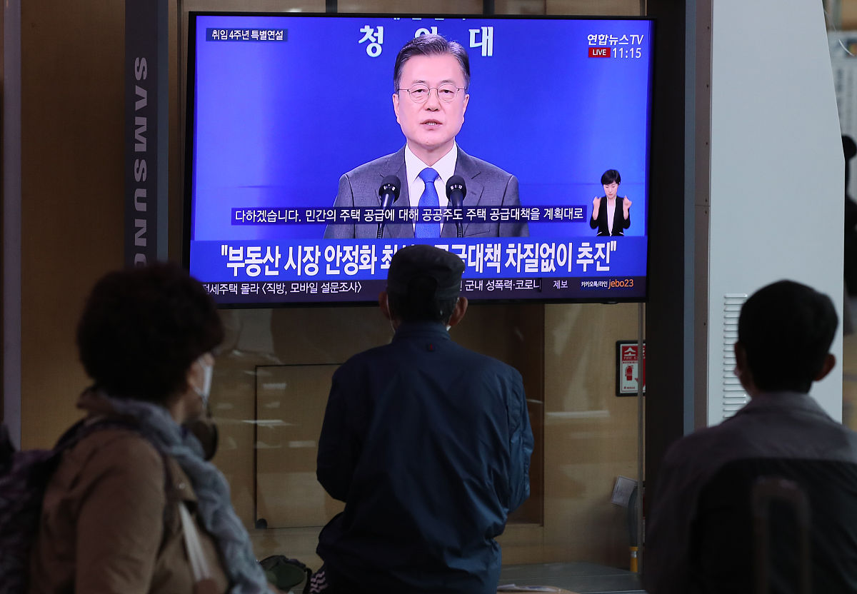 当地时间202<strong>1</strong>年5月10日,韩国首尔,市民在街头观看韩国总统文在寅在的