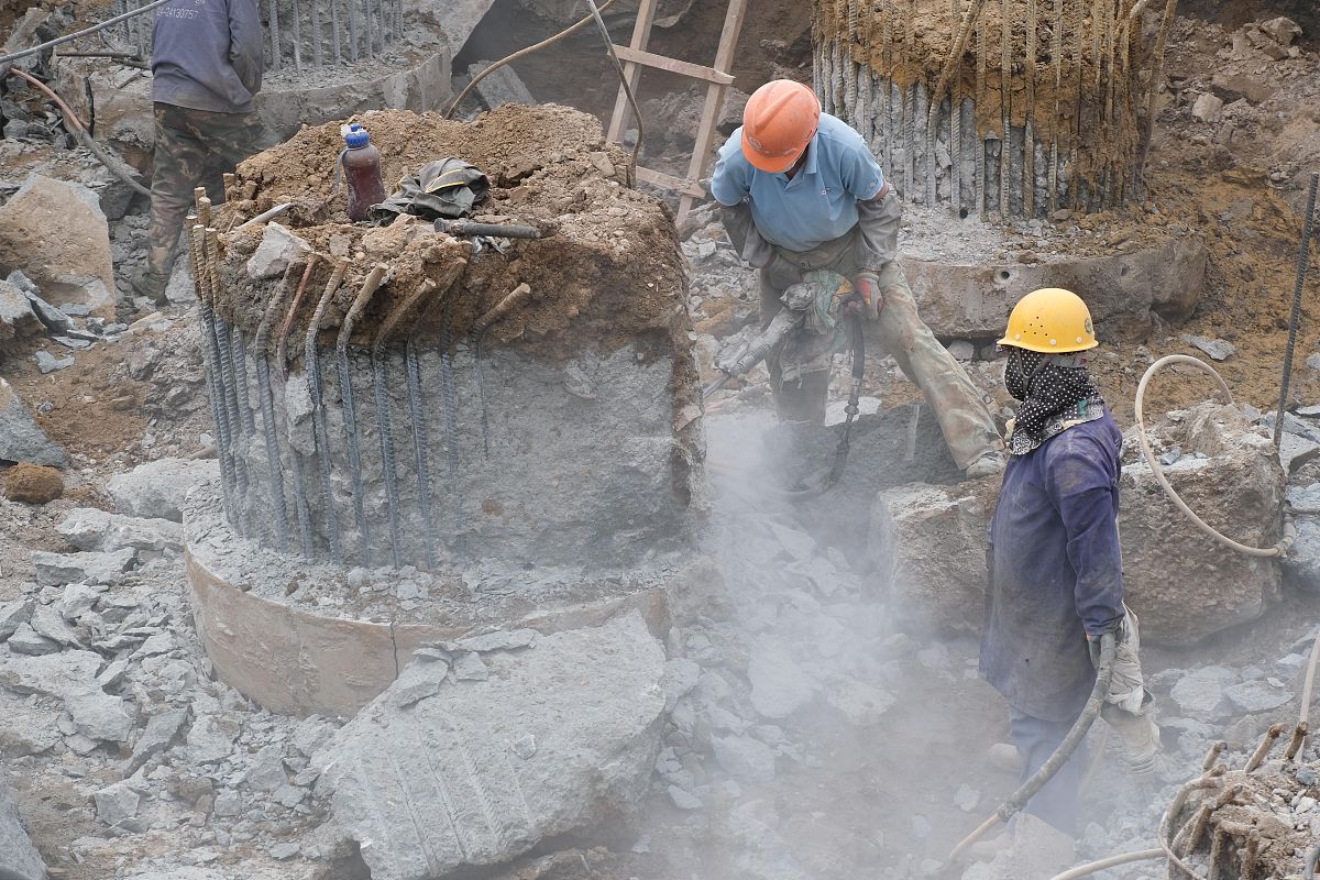 8粉煤灰地基敷设时对粉煤灰的含水量有何要求