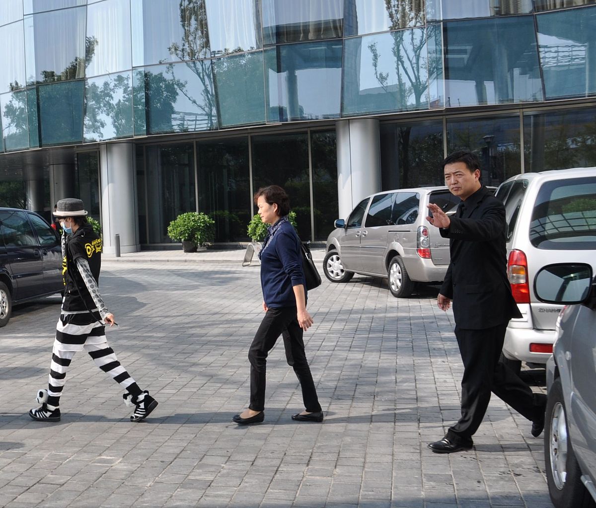酒店 门卫保安 乐于助人 送丢失老奶奶去派出所