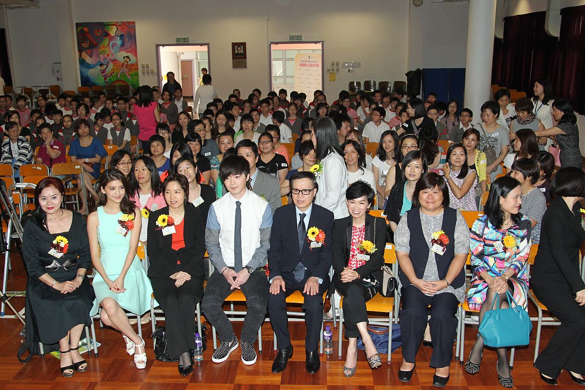 本次交接会议不仅是每位发言人员对未来的憧憬也更多地表达了对学生会依依不舍的浓厚真情。新一届学生会成员定将严于律己热心工作团结一致公正无私积极向上起带头模范作用真正做到全心全意服务广大师生为促进学院发展贡献青春力量。修改上段文字。