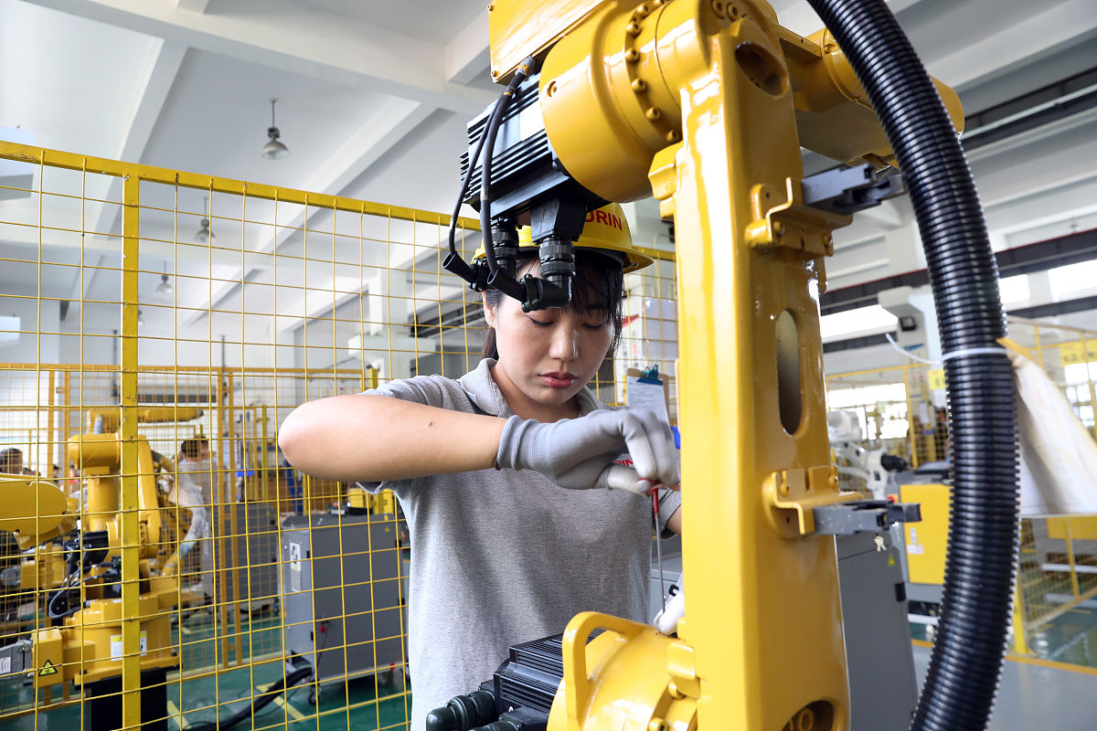 如果你是工程师请介绍安装工业机器人需要考察哪些方面。要求层次分明