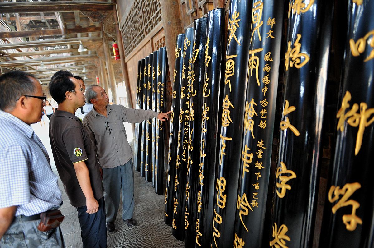 梧桐已栽花已开 对下联：莲池清波月正圆