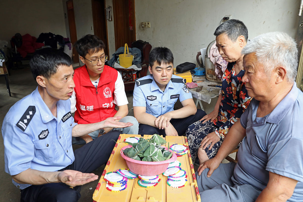 慰问受伤民警：致敬坚守岗位的英雄