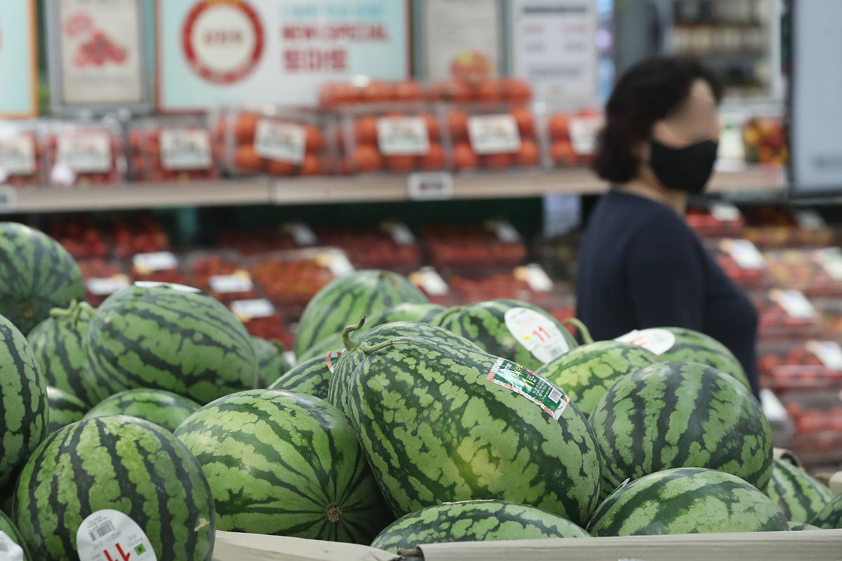 一个西瓜进价50元卖了70元收了100元假币老板亏了多少钱