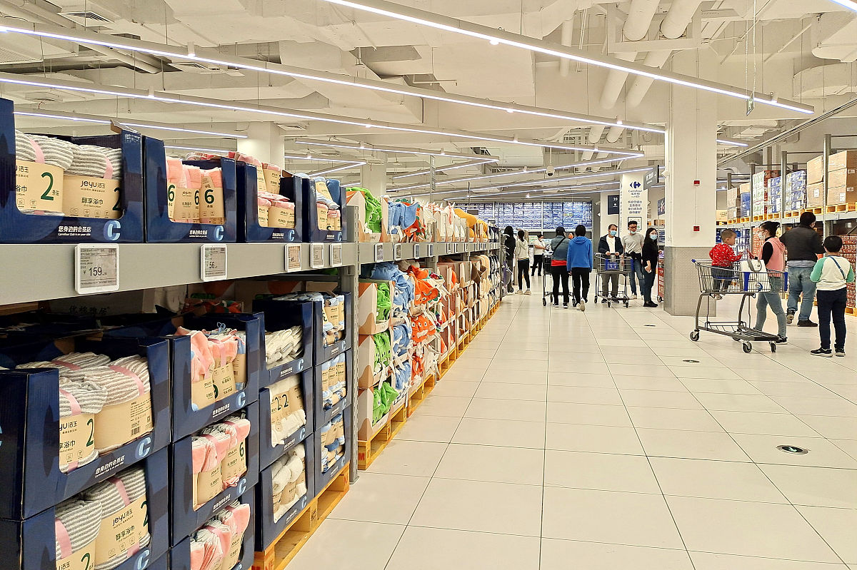 2021年10月23日,消费者在上海首家家乐福会员店挑选商品.