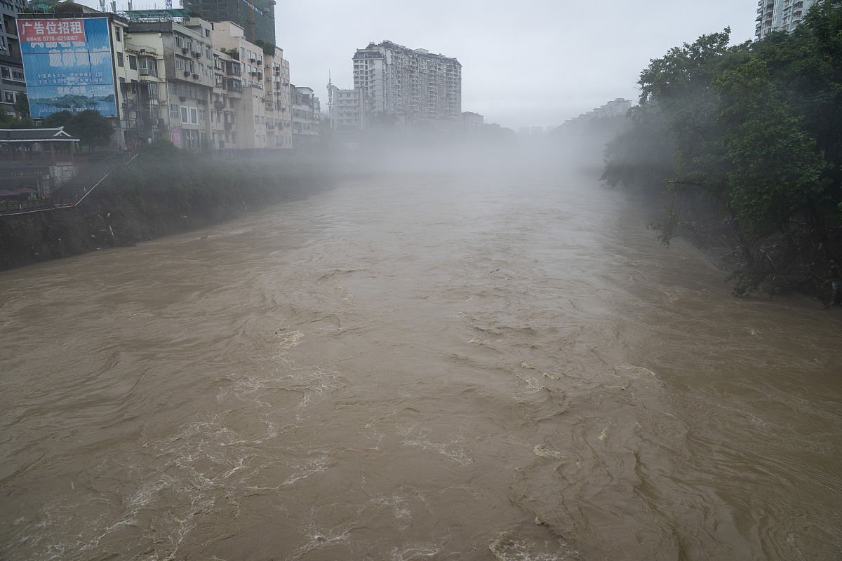 写一首狂风暴雨水淹的诗词
