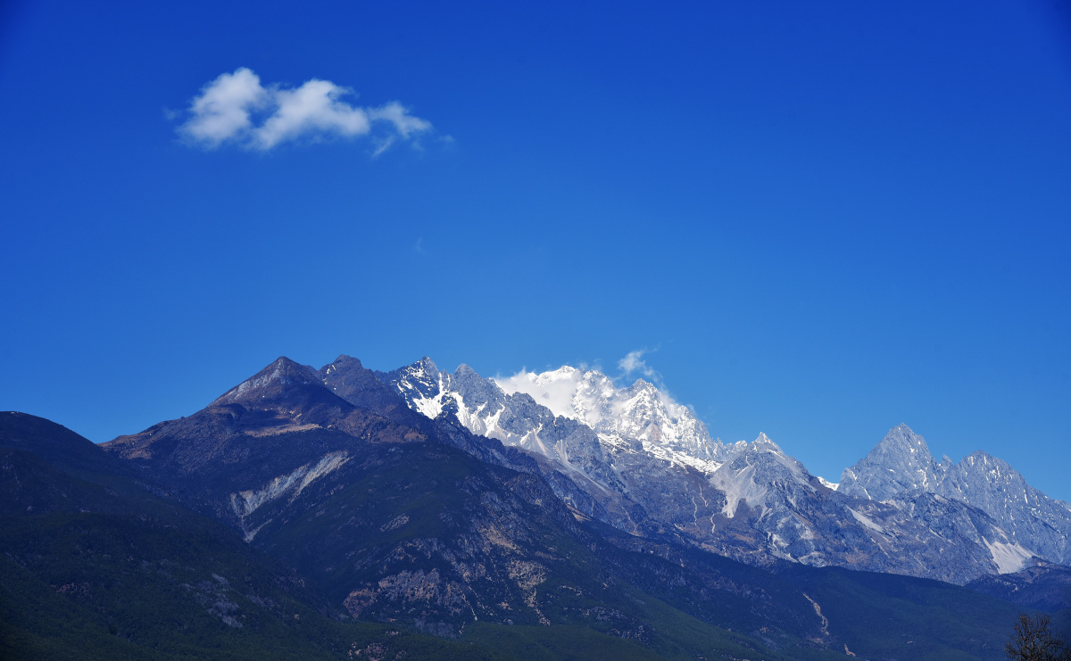 在我心中,丽江的玉龙雪山不仅仅是一座巍峨的山峰,更是一个承载着东巴