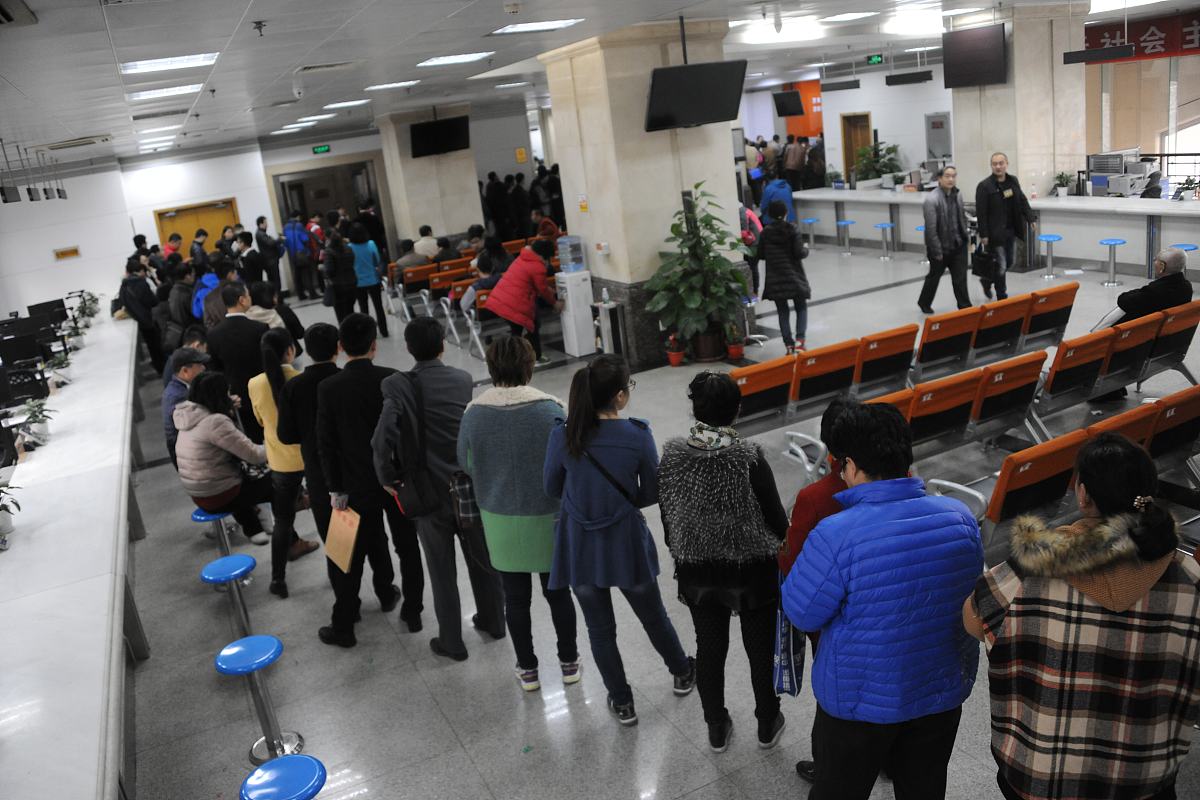 论述西安市地铁客运服务质量存在安检设置点少早高峰易造成拥挤的问题写成一段话不少于300字。