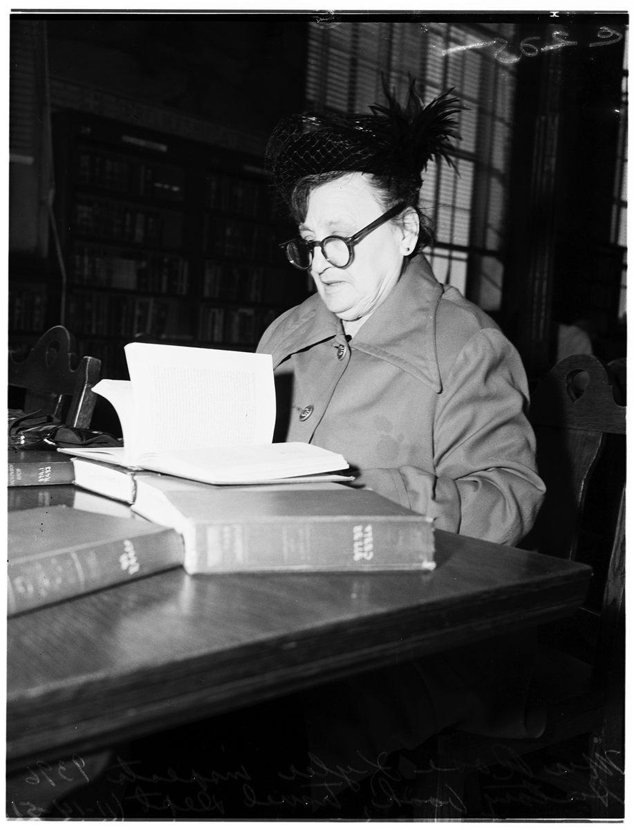 史铁生1951年生于北京。1967年初中毕业。1969年去陕北农村插队三年后双腿瘫痪转回北京。回京后在一家街道工厂做临时工七年后因病情加重回家疗养。1979年始有小说、散文、剧本等作品发表。主要作品有：短篇小说《我的遥远的清平湾》、《命若琴弦》、《老屋小记》；散文《我与地坛》、《好运设计》、《病隙碎笔》；中篇小说《关于詹牧师的报告文学》、《中篇1或短篇4》；长篇小说《务虚笔记》、《我的丁一之旅》等