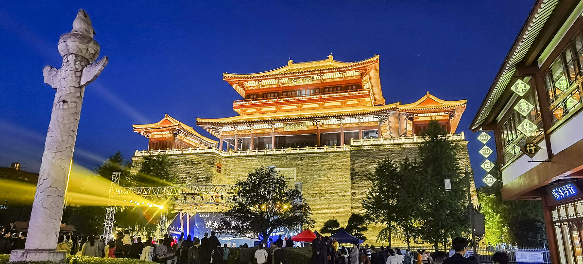 2021年4月16日,湖北省襄阳市襄阳古城人潮如流.昭明台
