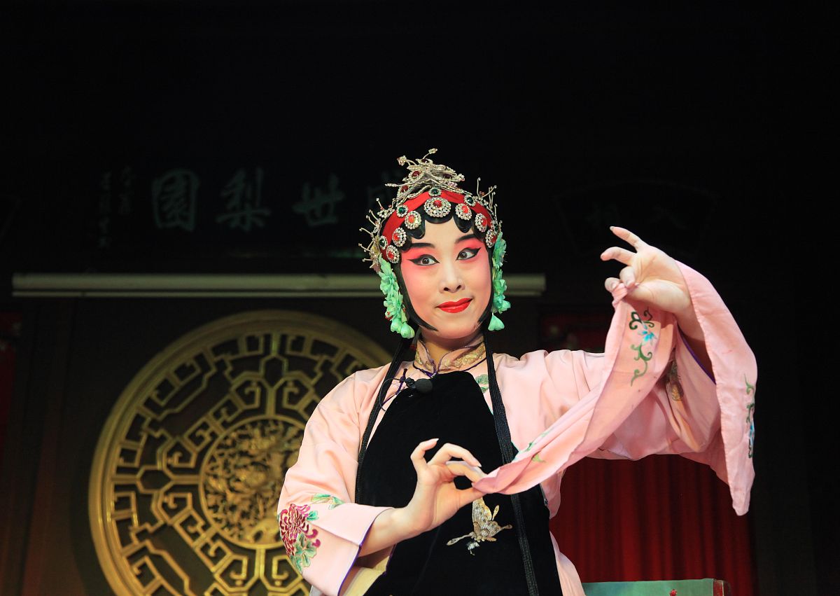 2015年6月6日,江苏省南京市,青年演员杨晓敏(饰演孙玉娇)在表演京剧折