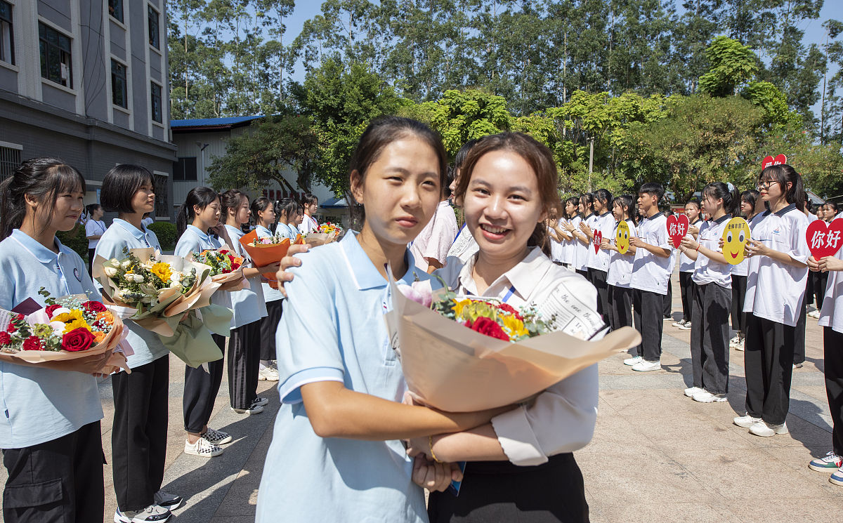 以第三人称写一段100字左右老师细心给学生穿上校服学生高兴、开心的短文