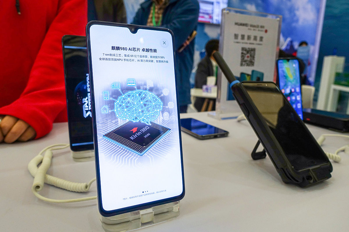 你是一名专业的活动策划请根据以下几个创意策划一场国庆主题营销活动活动为线上举办以文案宣传、话题宣传、造势活动为主并撰写一份详细的流程包含需撰写文章的标题： 1、以200万献礼20周年、亿维第200万台PLC下线 2以200万献礼祖国74华诞致敬国产品牌的自主创新 活动 1十月购买PLC享中国红限定包装 2单次购买在1-8万送华为watch4pro3499单次购买在8-15万送mate60p