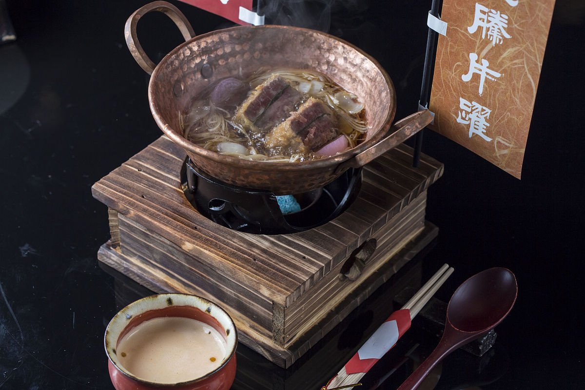 日本料理要求色自然,味鲜美,形多样,器精良,食材呼应季节,是用五感来