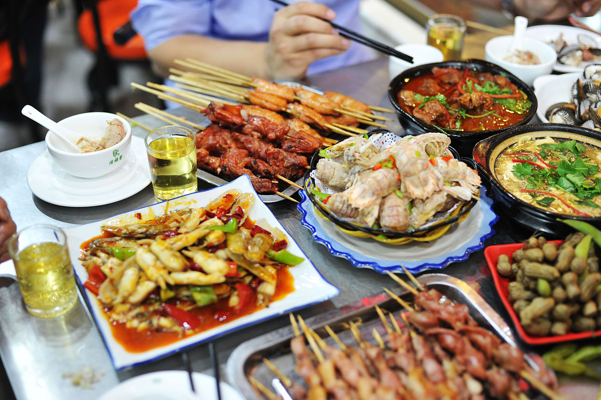 写一篇抖音短视频文案关于五一出发去淄博吃烧烤路上堵车