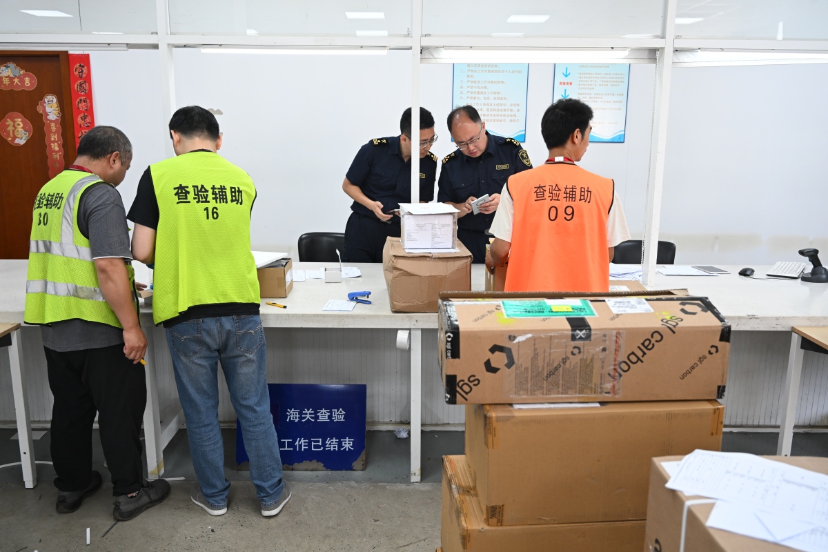 帮我详细描述以下内容并在最后作出总结重点岗位人员快速筛选：接触快运物品筛选	接种状态筛选	状态码状态筛选	检测结果筛选	重点标签筛选