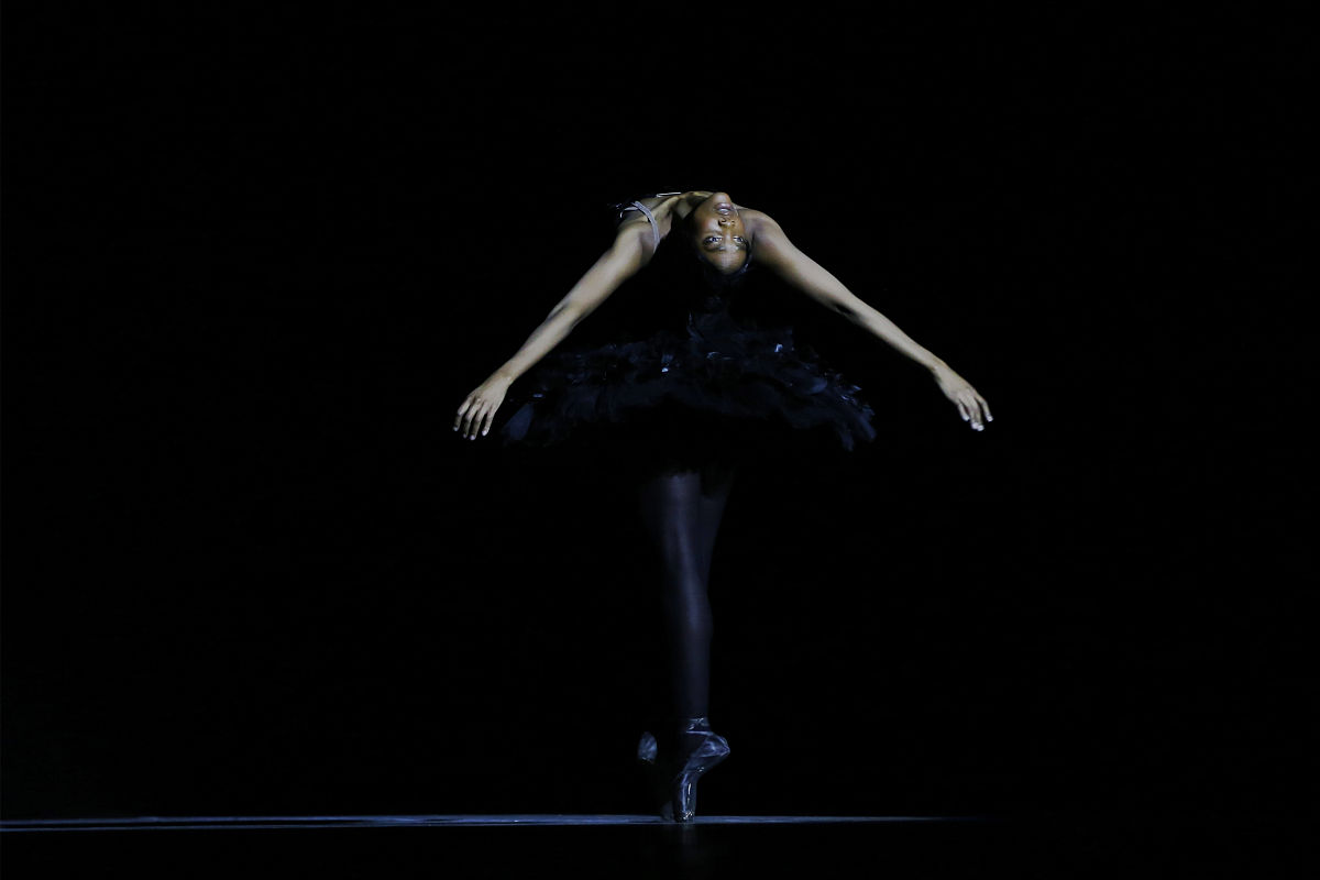 黑白天鹅舞蹈段的表现手法研究黑白天鹅舞蹈段的表现手法非常精湛需要舞者通过身体语言和面部表情来展现角色的内心世界和情感。根据文献研究黑白天鹅舞蹈段的表现手法主要包括以下几个方面：1、身体语言：黑白天鹅舞蹈段中的身体语言非常重要舞者需要通过身体的姿势和动作来展现角色的内心世界和情感。2、面部表情：黑白天鹅舞蹈段中的面部表情也非常重要舞者需要通过面部表情来展现角色的内心世界和情感。3、动作配合：黑白天鹅