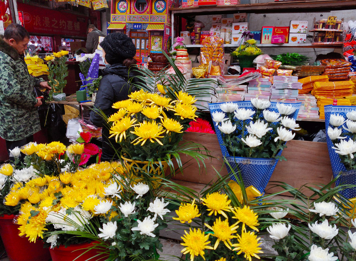 2021年1月31日,湖北宜昌,市民采购除夕祭祖用品.