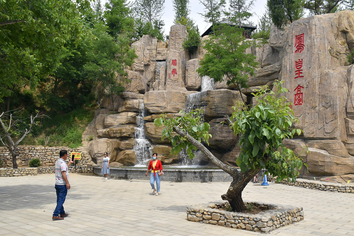 我要去山东潍坊市旅游住在火车站附近请你以导游的角度给我制定一项计划书